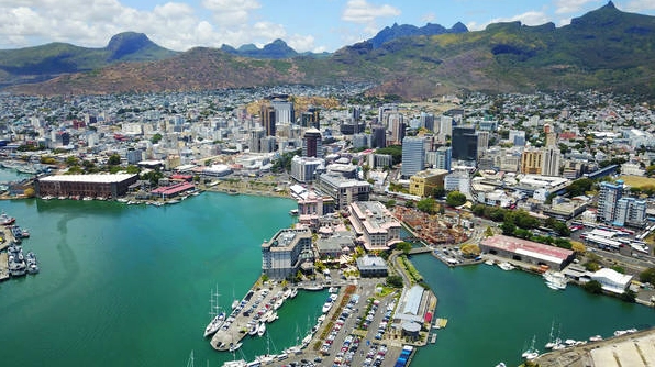 Du khách tận hưởng kỳ nghỉ trên bãi biển Mauritius