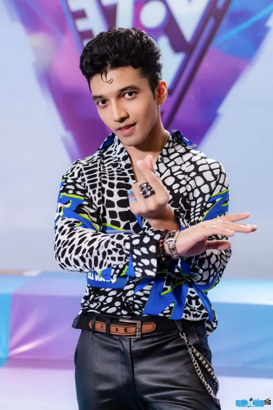 Hình ảnh cận mặt của Quân Lee