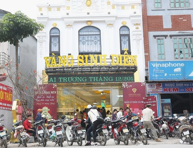 Khách hàng hài lòng khi mua sắm tại tiệm vàng