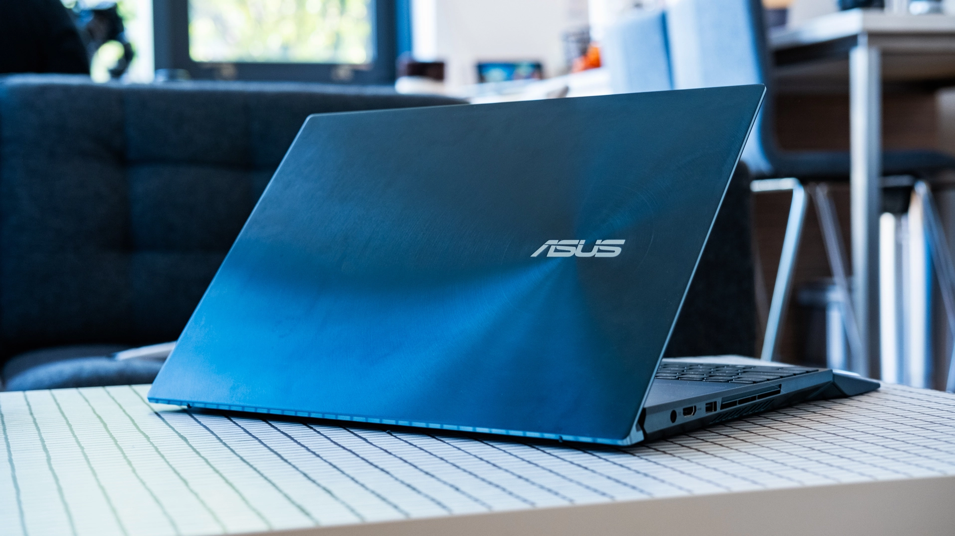 Laptop Asus Zenbook Pro Duo với màn hình kép độc đáo