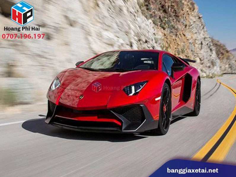 Logo Lamborghini và đường chân trời thành phố