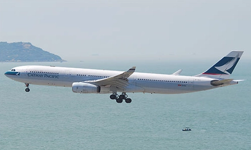 Máy bay Cathay Pacific cất cánh