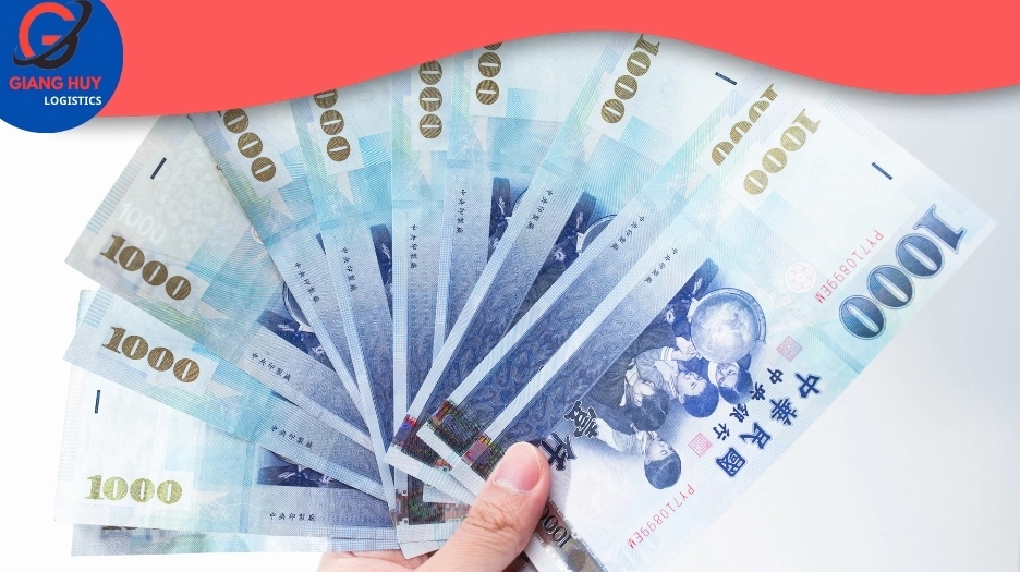 Người đang sử dụng ứng dụng chuyển tiền
