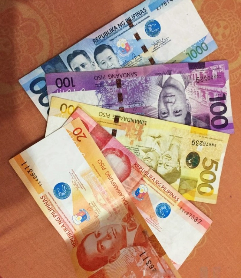 Người dân trao đổi tiền Peso tại chợ
