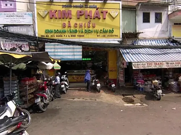 Người dân xem giá vàng tại tiệm Kim Phát Bà Chiểu