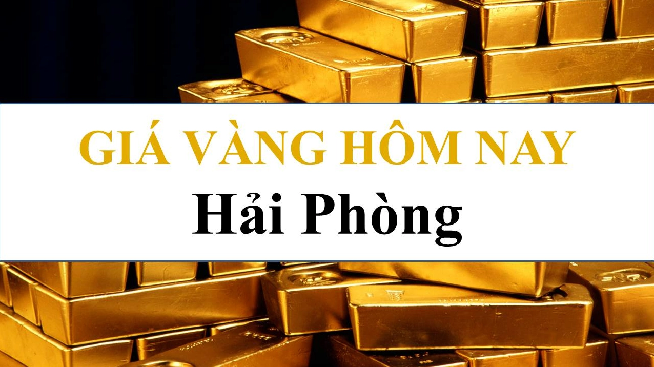 Người dân xem giá vàng