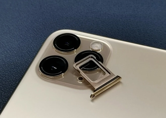 Người dùng sử dụng iPhone với 2 SIM