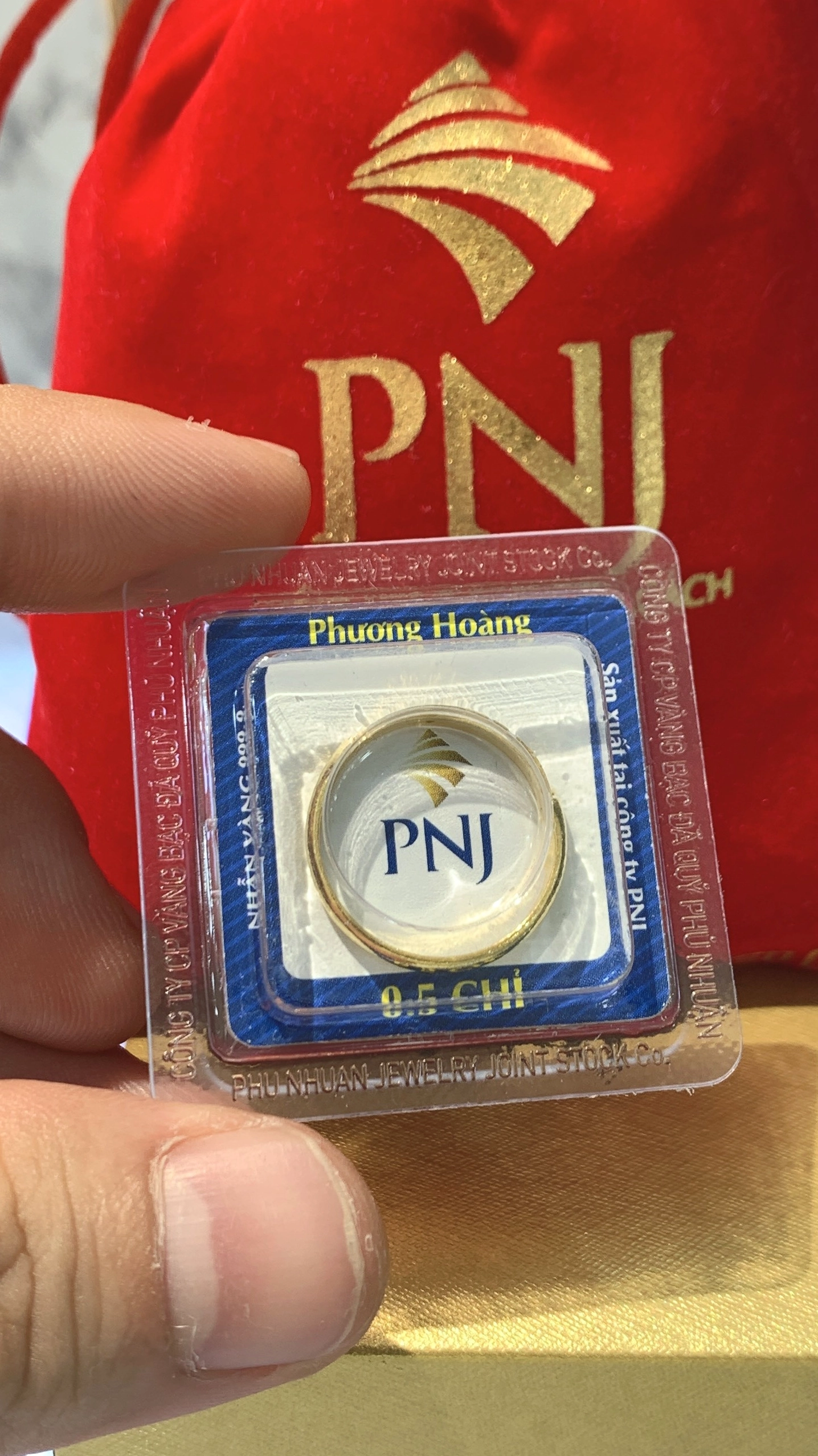 Người mua sắm tại cửa hàng PNJ