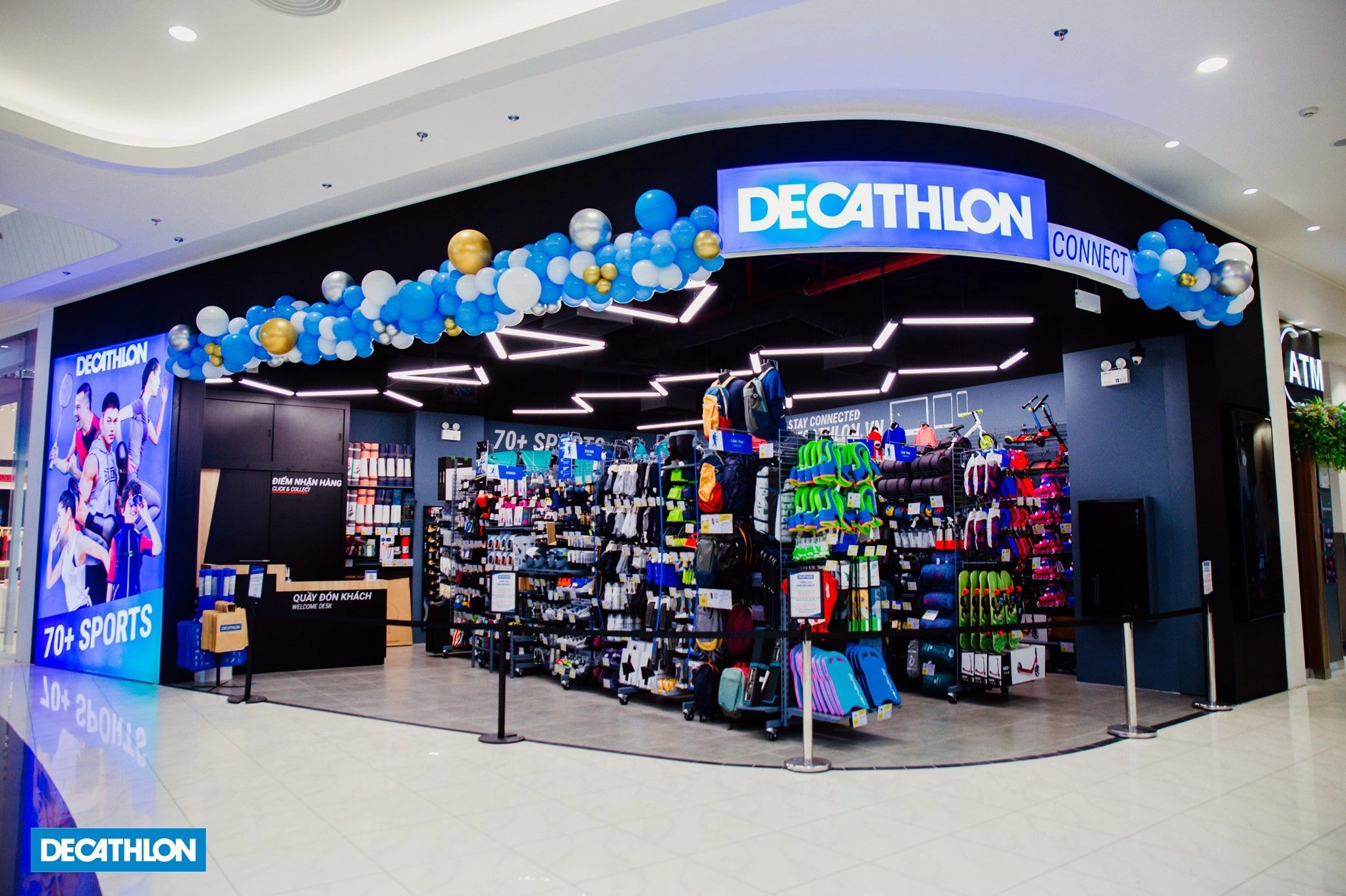 Nhân viên Decathlon tư vấn cho khách hàng