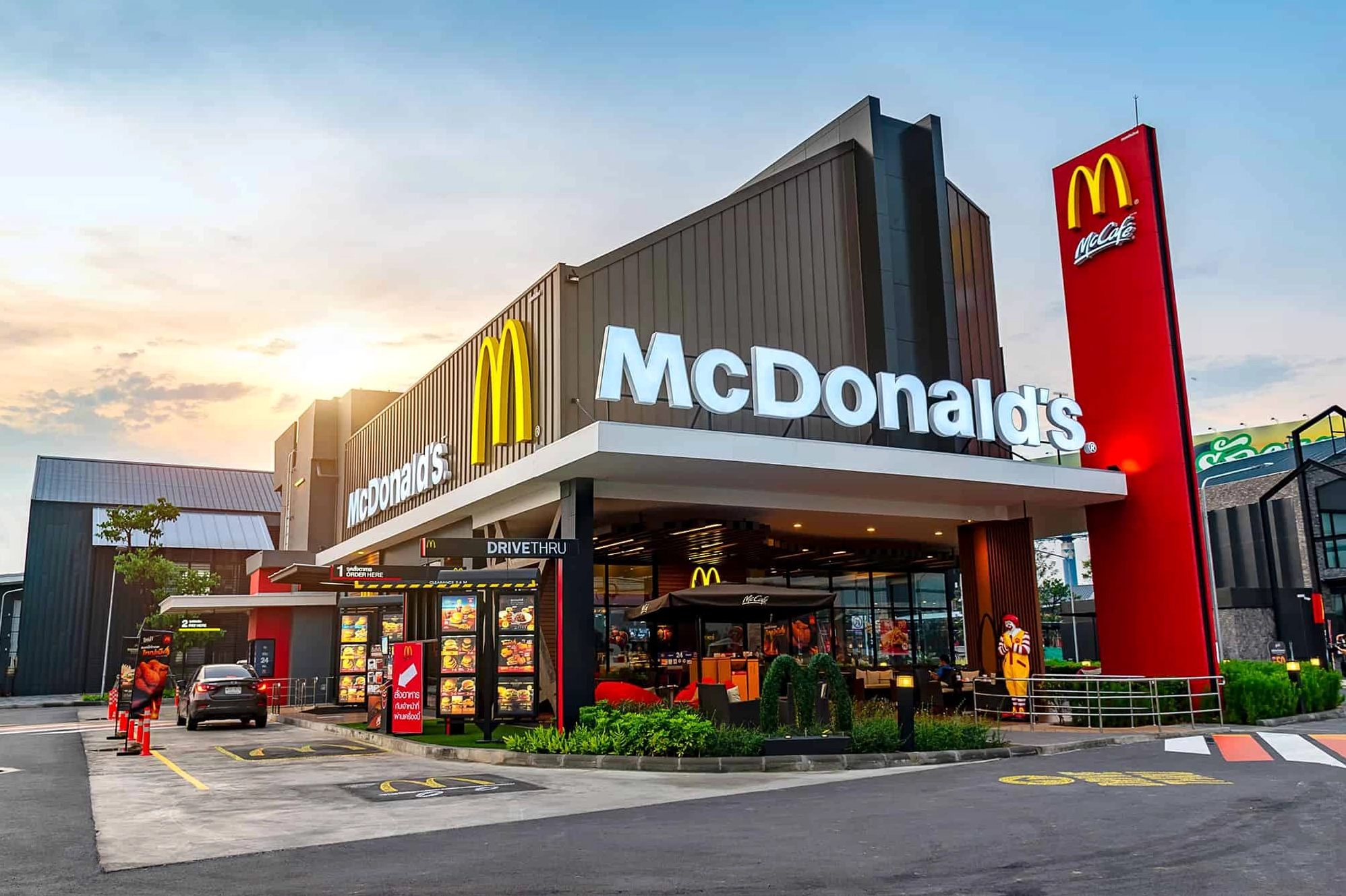 Nhân viên McDonald's phục vụ khách hàng