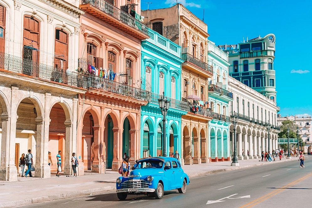 Những chiếc xe cổ trên đường phố Havana