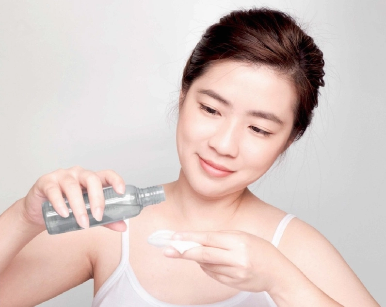 Nước hoa hồng làm dịu da buổi tối