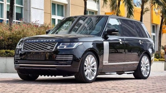 Range Rover sang trọng trên đường phố