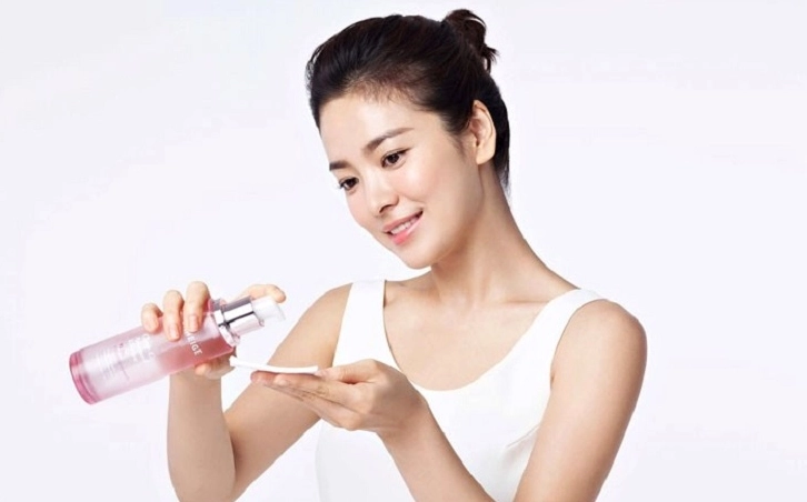 Sử dụng nước hoa hồng vào buổi sáng