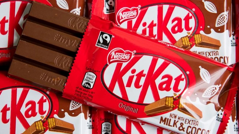Thanh KitKat đang được bẻ ra thành các ngón nhỏ