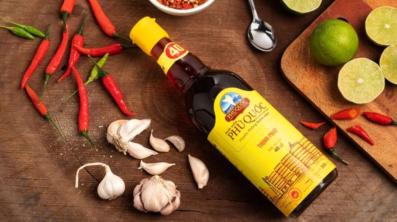 Thành phẩm nước mắm Phú Quốc trong chai thủy tinh